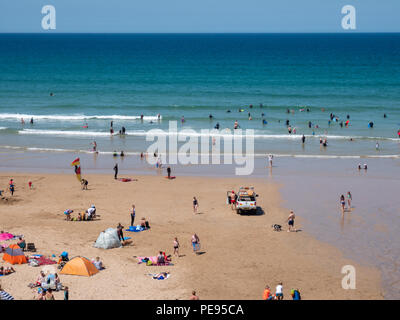 Verpackt, besetzt, überfüllte Strände an der Watergate Bay in der Nähe von Newquay Cornwall im Vereinigten Königreich im heißen Sommer 2018 Stockfoto