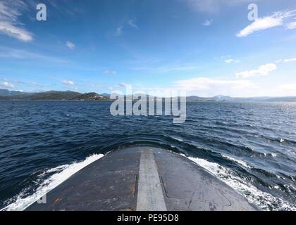 151104-N-ZZ 999-378 SUBIC BAY, Philippinen (Nov. 4, 2015) der Los Angeles-Klasse schnell-Angriffs-U-Boot USS Key West (SSN722) Transite Subic Bay. Key West besucht die Philippinen als Teil seiner Indo-Asia-Pazifik-Bereitstellung. (U.S. Marine Foto von kulinarischen Specialist 1. Klasse Christopher Rose/Freigegeben) Stockfoto