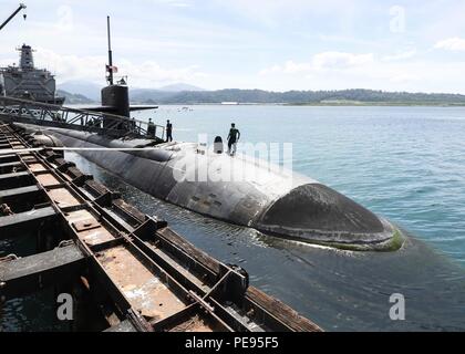 151104-N-ZZ 999-469 SUBIC BAY, Malaysia (Nov. 4, 2015) der Los Angeles-Klasse schnell-Angriffs-U-Boot USS Key West (SSN722) in Subic Bay, Philippinen günstig ist. Key West besucht die Philippinen als Teil seiner Indo-Asia-Pazifik-Bereitstellung. (U.S. Marine Foto von kulinarischen Specialist 1. Klasse Christopher Rose/Freigegeben) Stockfoto