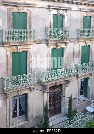 French House, Vorderseite der 3-stöckigen französischen Stadt Haus mit grünen Balkone Stockfoto