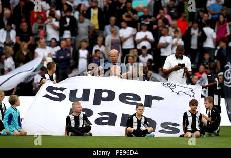 Derby County Maskottchen halten ein Super Rams Banner vor der Sky Bet Championship Match gegen Leeds United im Pride Park, Derby. Stockfoto