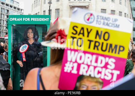 Eine große Gospel Chor bringt das Geräusch auf den anti-Trumpf-Protest, eine potenzielle Retter in der Form von Oprah Winfrey, wie Paddy Power Schrägstrich Presidential Quoten Talk Show Host auf 20/1. 'Oprahtic' waren in voller Stimme, als sie ein lebensechtes waxwork von Winfrey durch den März mit Rädern, nach einer Umfrage, in der 71 % der Briten sagten, sie möchten ihr zu laufen. Mit: Atmosphäre, Wo: London, Großbritannien Wann: 13 Aug 2018 Quelle: Joe Pepler/PinPep/WENN.com Stockfoto