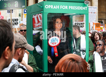 Eine große Gospel Chor bringt das Geräusch auf den anti-Trumpf-Protest, eine potenzielle Retter in der Form von Oprah Winfrey, wie Paddy Power Schrägstrich Presidential Quoten Talk Show Host auf 20/1. 'Oprahtic' waren in voller Stimme, als sie ein lebensechtes waxwork von Winfrey durch den März mit Rädern, nach einer Umfrage, in der 71 % der Briten sagten, sie möchten ihr zu laufen. Mit: Atmosphäre, Wo: London, Großbritannien Wann: 13 Aug 2018 Quelle: Joe Pepler/PinPep/WENN.com Stockfoto