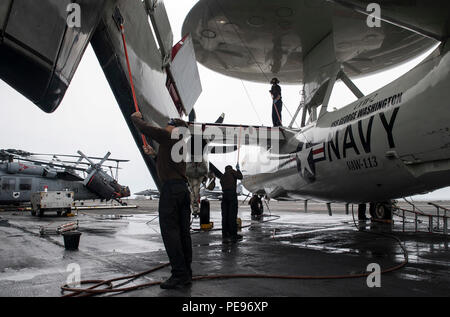 151116-N-EH 855-353 ATLANTIK (Nov. 16, 2015) Segler eine E-2C Hawkeye aus dem "Schwarzen Adler" von Airborne Early Warning Squadron (VAW) 113 sauber auf dem Flugdeck der Flugzeugträger USS George Washington (CVN 73). UNITAS 2015 die US-Marine die am längsten laufende jährliche Multinationale maritime ausüben, ist Teil der Südsee Bereitstellung durch die US Naval Forces Southern Command/USA geplant 4. Flotte. Dieser Iteration der UNITAS wird in zwei Phasen: UNITAS PAZIFIK, von Chile im Oktober 2015 gehostet und UNITAS Atlantik mit Brasilien im November durchgeführt. (U.S. Marine Foto von Massenkommunikation Spe Stockfoto