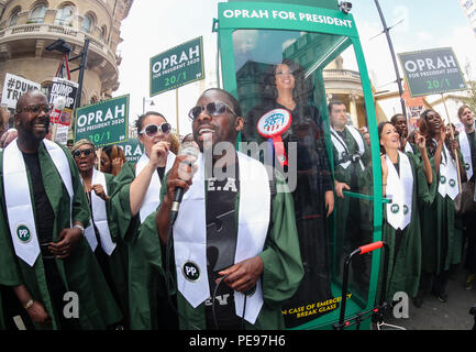 Eine große Gospel Chor bringt das Geräusch auf den anti-Trumpf-Protest, eine potenzielle Retter in der Form von Oprah Winfrey, wie Paddy Power Schrägstrich Presidential Quoten Talk Show Host auf 20/1. 'Oprahtic' waren in voller Stimme, als sie ein lebensechtes waxwork von Winfrey durch den März mit Rädern, nach einer Umfrage, in der 71 % der Briten sagten, sie möchten ihr zu laufen. Mit: Atmosphäre, Wo: London, Großbritannien Wann: 13 Aug 2018 Quelle: Joe Pepler/PinPep/WENN.com Stockfoto