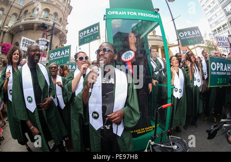 Eine große Gospel Chor bringt das Geräusch auf den anti-Trumpf-Protest, eine potenzielle Retter in der Form von Oprah Winfrey, wie Paddy Power Schrägstrich Presidential Quoten Talk Show Host auf 20/1. 'Oprahtic' waren in voller Stimme, als sie ein lebensechtes waxwork von Winfrey durch den März mit Rädern, nach einer Umfrage, in der 71 % der Briten sagten, sie möchten ihr zu laufen. Mit: Atmosphäre, Wo: London, Großbritannien Wann: 13 Aug 2018 Quelle: Joe Pepler/PinPep/WENN.com Stockfoto