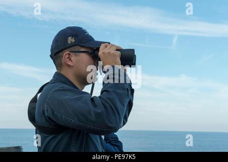 151117-N-TC 720-124 MITTELMEER (Nov. 17, 2015) Lt. j.g. Jason White, von Atlanta, sucht nach Kontakten an Bord der USS Donald Cook (DDG75) Nov. 17, 2015. Donald Cook, eine der Arleigh-Burke-Klasse geführte-missile Destroyer, vorwärts zu Rota, Spanien bereitgestellt werden, ist die Durchführung einer Routinepatrouille in den USA 6 Flotte Bereich der Maßnahmen zur Unterstützung der US-amerikanischen nationalen Sicherheitsinteressen in Europa. (U.S. Marine Foto von Mass Communication Specialist 3. Klasse Mat Murch/Freigegeben) Stockfoto