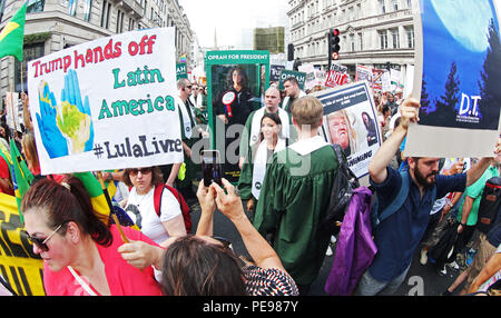 Eine große Gospel Chor bringt das Geräusch auf den anti-Trumpf-Protest, eine potenzielle Retter in der Form von Oprah Winfrey, wie Paddy Power Schrägstrich Presidential Quoten Talk Show Host auf 20/1. 'Oprahtic' waren in voller Stimme, als sie ein lebensechtes waxwork von Winfrey durch den März mit Rädern, nach einer Umfrage, in der 71 % der Briten sagten, sie möchten ihr zu laufen. Mit: Atmosphäre, Wo: London, Großbritannien Wann: 13 Aug 2018 Quelle: Joe Pepler/PinPep/WENN.com Stockfoto