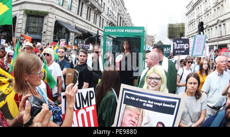 Eine große Gospel Chor bringt das Geräusch auf den anti-Trumpf-Protest, eine potenzielle Retter in der Form von Oprah Winfrey, wie Paddy Power Schrägstrich Presidential Quoten Talk Show Host auf 20/1. 'Oprahtic' waren in voller Stimme, als sie ein lebensechtes waxwork von Winfrey durch den März mit Rädern, nach einer Umfrage, in der 71 % der Briten sagten, sie möchten ihr zu laufen. Mit: Atmosphäre, Wo: London, Großbritannien Wann: 13 Aug 2018 Quelle: Joe Pepler/PinPep/WENN.com Stockfoto
