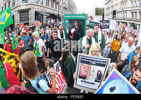 Eine große Gospel Chor bringt das Geräusch auf den anti-Trumpf-Protest, eine potenzielle Retter in der Form von Oprah Winfrey, wie Paddy Power Schrägstrich Presidential Quoten Talk Show Host auf 20/1. 'Oprahtic' waren in voller Stimme, als sie ein lebensechtes waxwork von Winfrey durch den März mit Rädern, nach einer Umfrage, in der 71 % der Briten sagten, sie möchten ihr zu laufen. Mit: Atmosphäre, Wo: London, Großbritannien Wann: 13 Aug 2018 Quelle: Joe Pepler/PinPep/WENN.com Stockfoto