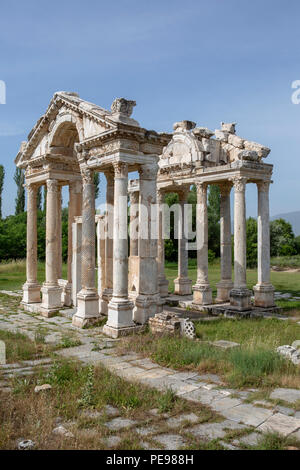 Tetrapylon ist der wichtigste Eingang Aphrodite Temple in Aphrodisias Stockfoto