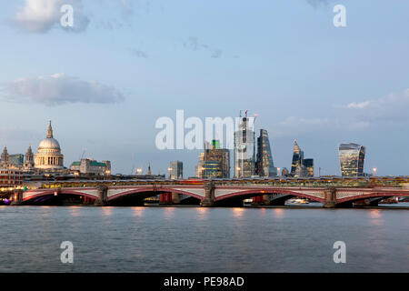 Blackfriars Bridge und die City von London gesehen von der South Bank der Themse in der Dämmerung Stockfoto