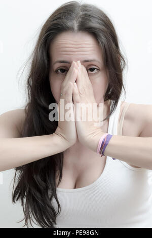 Mujer sorprendida con Las Manos en La cara/überrascht Frau mit Händen auf dem Gesicht Stockfoto