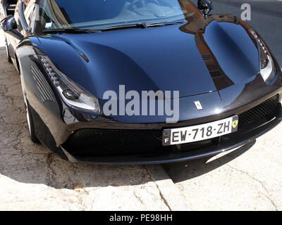 Ein schwarzer Ferrari 488 Spider auf einer Straße in Frankreich geparkt Stockfoto