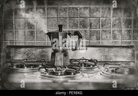 Ein Schwelbrand Kaffee Topf auf Herd Stockfoto