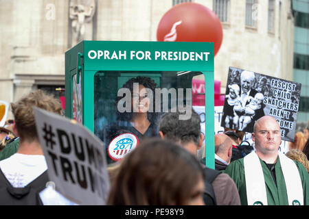 Eine große Gospel Chor bringt das Geräusch auf den anti-Trumpf-Protest, eine potenzielle Retter in der Form von Oprah Winfrey, wie Paddy Power Schrägstrich Presidential Quoten Talk Show Host auf 20/1. 'Oprahtic' waren in voller Stimme, als sie ein lebensechtes waxwork von Winfrey durch den März mit Rädern, nach einer Umfrage, in der 71 % der Briten sagten, sie möchten ihr zu laufen. Mit: Atmosphäre, Wo: London, Großbritannien Wann: 13 Aug 2018 Quelle: Joe Pepler/PinPep/WENN.com Stockfoto