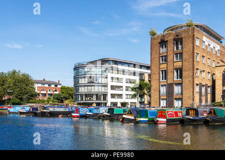 Eis Wharf und Albert Dock, jetzt Apartments, die in Battlebridge Becken auf der Regent's Canal, King's Cross, London, UK Stockfoto