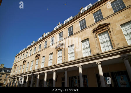 Giebel und Schiebefenster Badewanne Stein georgianische Architektur auf Gebäude auf Bath Street Badewanne England Großbritannien Stockfoto