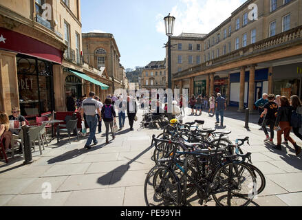 Bike Park auf der belebten Straße Einkaufsstraße in der Innenstadt von Bath England Großbritannien Stockfoto