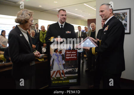 151108-N-WD 757-156 East Rutherford, N.J. (Nov. 8, 2015) Cmdr. Tony Grayson, kommandierender Offizier der Los Angeles Klasse Angriffs-U-Boot USS Vorsehung (SSN719) präsentiert Betty Johnson, ein ehemaliger Frauen angenommen für freiwilligen Notdienst (Wellen) und Mutter nach New York Jets besitzer Woody Johnson, ein nationales Fähnrich in ihrer Ehre an MetLife Stadium geflogen während eines Veterans Day militärischen Anerkennung Spiel, wo die Jets bewirtete die Jacksonville Jaguars. Segler aus lokalen Marine Einheiten sind an Veteranen Woche New York City 2015 den Dienst an der Nation Veteranen zu ehren. # # NYC USNavy Stockfoto