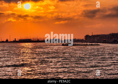 Schönen bunten Sonnenuntergang am Meer von Rom in Lido di Ostia - Italien Stockfoto