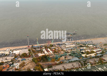 F-16 Fighting Falcons aus der 180 Fighter Wing, Ohio Air National Guard, führen Sie eine Routine Training Mission über Cedar Point in Sandusky, Ohio, Okt. 24, 2015. Die 180 FW führt täglich Training, in realistischen Umgebungen unter realistischen Bedingungen durchgeführt, um zu gewährleisten, dass unsere Kräfte ein Höchstmaß an Kompetenz und die Bereitschaft, unsere Nation als die tödlichste, innovative und effiziente Fighter Wing in der Gesamtkraft, sowohl zu Hause als auch im Ausland zu verteidigen. Stockfoto