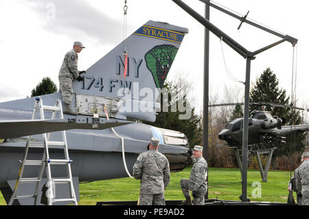 New York Air National Guard Flieger aus dem 174 Angriff Flügel, Syrakus liefern und eine F-16 Kampfjets, außerhalb der NYS Abteilung von Militär und Marine Angelegenheiten zusammenbauen und Sitz der New York Army und Air National Guard für die ständige Anzeige in Latham, New York, 7. Das Flugzeug war seit mehr als 20 Jahren als Teil des 174. Der New York Air National Guard Fighter Wing geflogen und war im Jahr 2010, wenn der Flügel neu geordnet zurückgezogen. (U.S. Army National Guard Foto von Sgt. Große Corine Lombardo/freigegeben) Stockfoto