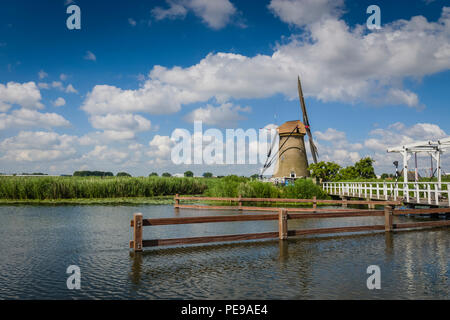 Traditionelle holländische Windmühlen in der Kinderdijk, Holland. Stockfoto