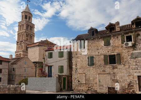 Häuser innerhalb der Stadtmauern des Diokletian Palast, und der Turm der Kathedrale, Ulica Ivana Lukačića, Split, Kroatien Stockfoto