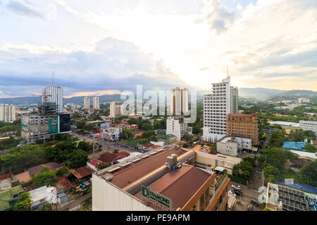 Cebu City, Philippinen - 14. Juni 2018: Blick auf die Gebäude in Cebu City bei Sonnenaufgang Stockfoto