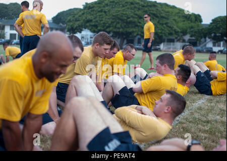 151110-N-YW 024-087 Pearl Harbor (Nov. 10, 2015) Segler zugeordnet Naval Submarine unterstützt den Befehl der Marine bi leiten - jährlichen körperlichen Readiness Test (PRT), die aus Push-ups, Sit-ups und einem cardio Ereignis. (U.S. Marine Foto von Mass Communication Specialist 3. Klasse Katarzyna Kobiljak/Freigegeben) Stockfoto