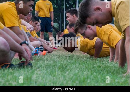 151110-N-YW 024-114 Pearl Harbor (Nov. 10, 2015) Segler zugeordnet Naval Submarine unterstützt den Befehl der Marine bi leiten - jährlichen körperlichen Readiness Test (PRT), die aus Push-ups, Sit-ups und einem cardio Ereignis. (U.S. Marine Foto von Mass Communication Specialist 3. Klasse Katarzyna Kobiljak/Freigegeben) Stockfoto