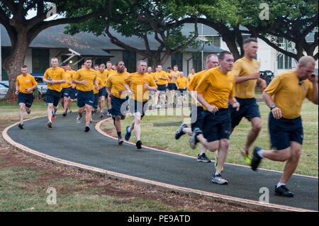 151110-N-YW 024-133 Pearl Harbor (Nov. 10, 2015) Segler zugeordnet Naval Submarine unterstützt den Befehl der Marine bi leiten - jährlichen körperlichen Readiness Test (PRT), die aus Push-ups, Sit-ups und einem cardio Ereignis. (U.S. Marine Foto von Mass Communication Specialist 3. Klasse Katarzyna Kobiljak/Freigegeben) Stockfoto