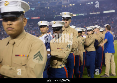 Marines an Bord der Marine Corps Air Station Miramar, Calif stationiert, eine amerikanische Flagge aus dem Feld vor einem Spiel zwischen den San Diego Chargers und die Chicago Bears an Qualcomm Stadium, San Diego, November 9. Marines aus der MCAS Miramar und Service Mitglieder aus anderen Niederlassungen in mehreren Aufführungen teilgenommen haben, bevor Sie das Spiel starten. (U.S. Marine Corps von Sgt. Lillian Stephens/Freigegeben) Stockfoto