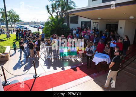 Fans warten auf die Ankunft der Schauspieler Antonio Banderas am Bob Hope Theater an Bord der Marine Corps Air Station Miramar, San Diego, November 7, 2015. Der Schauspieler besucht Miramar seinen neuen Film "Der 33." (U.S. Marine Corps Foto von Lance Cpl. Travis Jordanien/MCAS Miramar bekämpfen Kamera/Freigegeben) Stockfoto