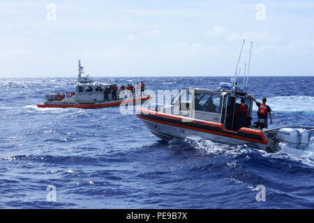 Am 10. November 2015 nehmen Mitglieder der Coast Guard Station Honolulu-Crew an Bord eines 45-Fuß-Response Boat-Medium und eines 29-Fuß-Response Boat-Small vor Oahu, Hawaii, teil. Die jährliche Schulung, die mit Unterstützung der NOAA durchgeführt wird, ermöglicht es den Mitarbeitern, den sicheren Umgang mit Greifhaken und Trackern zu üben, das Verfangen von Schutt zu bewältigen und Teamarbeit und Betriebsbereitschaft zu verbessern. Übungen simulieren reale Meeresbedingungen, um eine effektive Reaktion auf Wale zu gewährleisten, die sich in Meeresschutt verfangen haben, und betonen dabei die Sicherheit und den Schutz der Tiere. Stockfoto