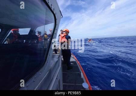 Besatzungsmitglieder der Küstenwache Honolulu führen am 10. November 2015 an Bord des 45-Fuß-Response Boat-Medium und 29-Fuß-Response Boat-Small vor der Küste Oahu, Hawaii, ein Training zur Entflechtung von Walen durch. Die jährliche Übung mit NOAA stellt sicher, dass das Personal Greifhaken und Tracker sicher einsetzen, verschränkte Trümmer verwalten und effizient auf Wale reagieren kann. Die Schulung konzentriert sich auf Einsatzbereitschaft, Teamarbeit und Schutz von Meerestieren in realistischen Offshore-Umgebungen, wobei die Fähigkeiten der Besatzung und die Sicherheitsverfahren bei Rettungseinsätzen auf See verbessert werden. Stockfoto