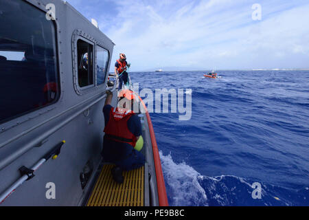 Besatzungsmitglieder der Küstenwache Honolulu nehmen am 10. November 2015 an Bord des 45-Fuß-Response Boat-Medium und 29-Fuß-Response Boat-Small vor der Küste Oahu, Hawaii, teil. Die jährlich von der NOAA unterstützte Übung schult das Personal, um Greifhaken und Tracker sicher zu handhaben, Schutt-Verwicklungen zu verwalten und effizient auf Wale zu reagieren. Die Schulung konzentriert sich auf Teamarbeit, Einsatzbereitschaft, Schutz von Meerestieren und Sicherheitsverfahren unter realistischen Offshore-Bedingungen. Stockfoto