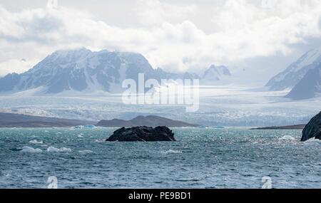 Blick auf die galcier vom Wasser aus mit dem Berg im Hintergrund, in Svalbard Stockfoto