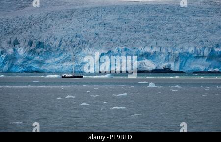 Fantastische Aussicht auf den Gletscher Faksevågen, während ein anderes Schiff in Sicht segelte Stockfoto