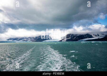 Blick auf die galcier vom Wasser aus mit dem Berg im Hintergrund, in Svalbard Stockfoto