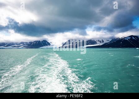 Blick auf die galcier vom Wasser aus mit dem Berg im Hintergrund, in Svalbard Stockfoto