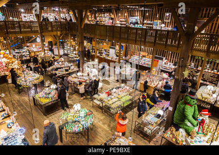 HOKKAIDO, Japan - 30. Dezember 2017 - Touristen genießen Sie Shopping in der Musik Box Museum Shop in Otaru, Hokkaido, Japan, am 30. Dezember 2017 Stockfoto