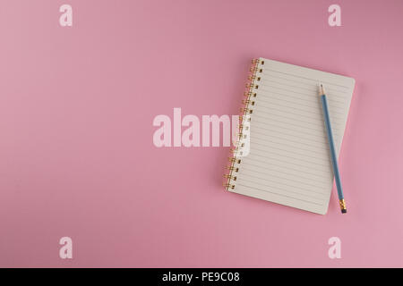 Schule Notebook mit Bleistift auf einem rosa Hintergrund. Stockfoto