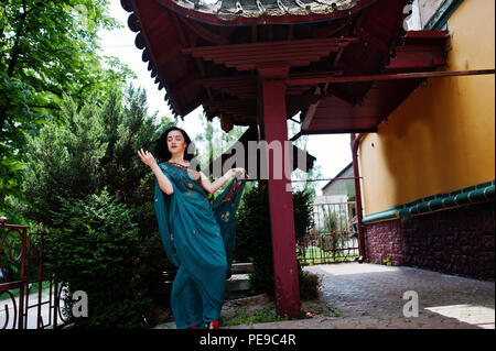 Porträt der schönen Indischen brumette Mädchen oder Hinduistische Frau Modell gegen den japanischen traditionellen Haus. Stockfoto