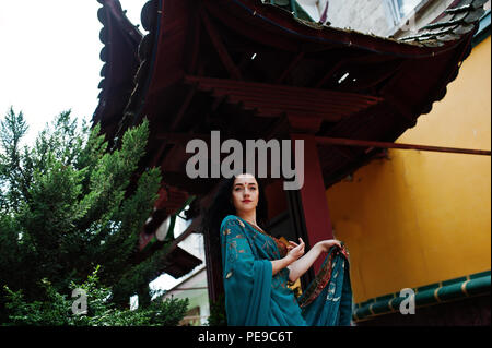 Porträt der schönen Indischen brumette Mädchen oder Hinduistische Frau Modell gegen den japanischen traditionellen Haus. Stockfoto