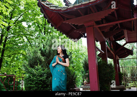 Porträt der schönen Indischen brumette Mädchen oder Hinduistische Frau Modell gegen den japanischen traditionellen Haus. Stockfoto