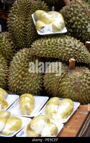 Frische geschälte Durian auf dem Straßenmarkt Stockfoto