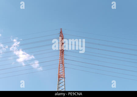 Farbige Hochspannungsmasten Ansicht von unten an einem sonnigen Tag im Hamburger Hafen, Deutschland Stockfoto