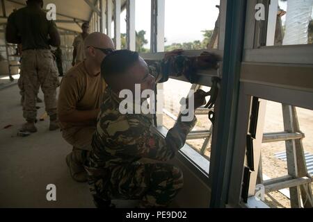 Falintil-Forcas de Defesa de Timor Leste Pvt. Pedro Lopes, rechts, fügt Stücke Trockenbau an der Innenseite einer Kaserne neben Australian Defence Force Pvt. Jarred S. O'Brien während der Übung Harii Hamutuk 2015, am Hafen Hera Naval Base in Hera, Timor-Leste, Okt. 29, 2015. HH 15 ermöglicht Einheiten aus mehreren Ländern wie Australien, Japan und den USA, zu teilen und auf die gegenwärtigen Praktiken in Bereichen wie Engineering Skills zu verbessern. Lopes, von Ainaro, Timor-leste, ist ein Kampf Ingenieur mit Ingenieur Firma, die Komponente. O'Brien, von Brokenhill, Australien, ist ein Kampf Ingenieur mit 1 C Stockfoto